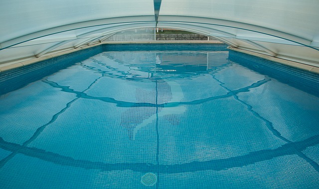swimming-pool-1647498_640